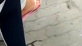 Oställd video av fötter i flip-flops 20180626 150317031 hd
