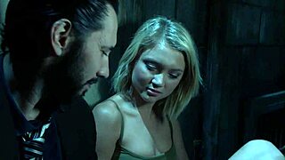 Эй, смотри, как эта блондинка получает жесткий минет в глотку!