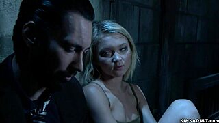 Эй, смотри, как эта блондинка получает жесткий минет в глотку!