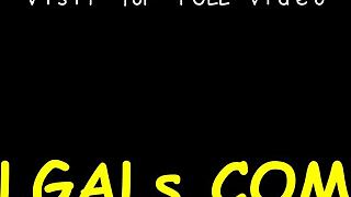 Upphetsad 18+ tjej poserar och blir fistad i olika positioner