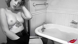 Vintage babe divoko s dildom vo vani! 🛁💦