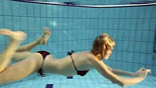 Nastya strippad naken i offentlig pool