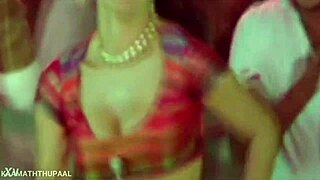 Индийская телугу сучка треплет сиськи во время ебли