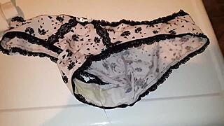 Rasa seronok seluar dalam sepupu 20 tahun HD720