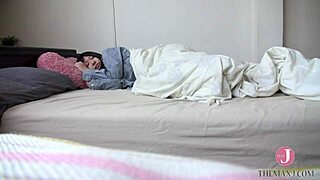 娇小亚洲人用电玩具挑逗乳头和阴蒂直到高潮