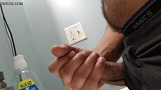 Onaniral je z intenzivno koncentracijo do izliva