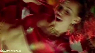 Индийская телугу сучка треплет сиськи во время ебли