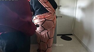 Hej Sridevi, kolla min kuk som flasher och jerkar!