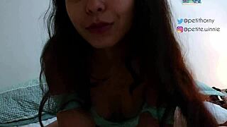 My neighbor records me a video to pay me the rent of the month - early woman