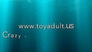 Nainen venyy isoilla leluilla ja laukeaa hurjasti