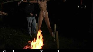 Submisivní otrok dostává v bondage