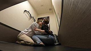 เมียข้างบ้านกำลังเย็ดในขณะที่สามีอยู่บ้าน