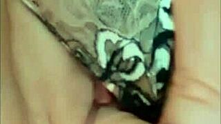 mon épouse filme sa culotte avant de se caresser avec un gode