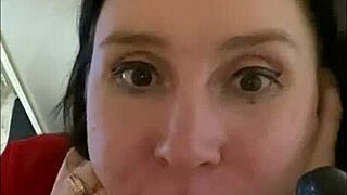 Look how I'm sucking a virtual cock, do you want a turn?