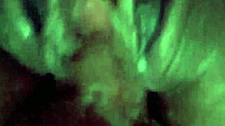 Iso tissit ebony-milf saa valtavan kumsun perseelleen intohimoisessa interracial-kastroinnissa, vaatteet revittyinä ja black mama big black cock.