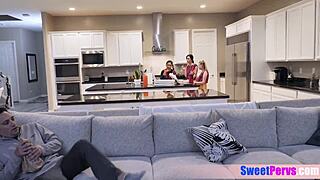 Me encanta ver a mis mejores amigas futbolistas asiáticas de 18+ follando al entrenador