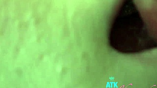 발렌티나 제이드 휴가 중 순진하게 핑거링 놀이