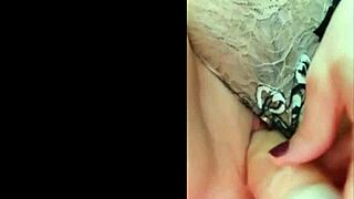 mon épouse filme sa culotte avant de se caresser avec un gode