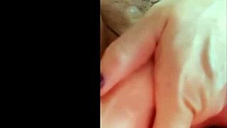mon épouse filme sa culotte avant de se caresser avec un gode