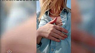 Blondýna ukazuje velký kozy v odvážný veřejný nahotě