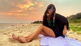 Sexy kráska si užívá plážové vibrace a čistou radost