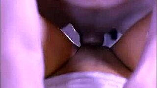 estudiante universitaria latina estresada por examenes finales, compa�ero ofrece masaje relajante 😘