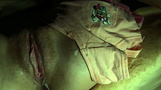 ホットなルームメイトが寮でマンコファックとパンティにザーメン許す