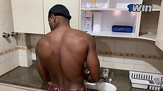 Tesão in the kitchen, left that ass open