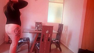 mujer se calienta mientras hace los quehaceres