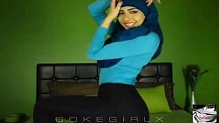 Sexy Arab hijabi twerking her big ass intensely