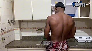 Tesão in the kitchen, left that ass open