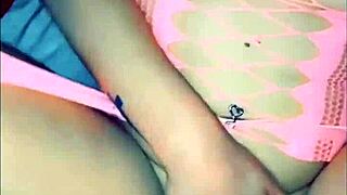 Ashton bepörög és fura lesz, ciciket szív