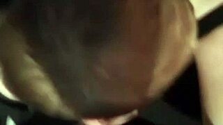 chica rusa con su novio en el carro