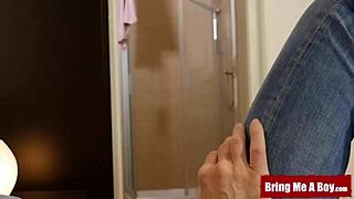 Chudy blond gej Robbie Dane ostro jeździ na monstrualnym kutasie ojczyma