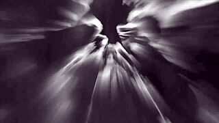 Vintage striptizeta šokirana od vlomilca, ki vdre – kakšna divja scena!