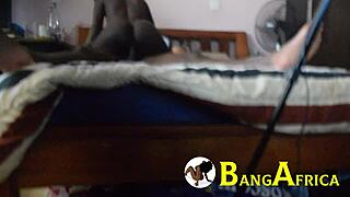 זונה שחורה קטנה 18+ הפכה כל כך חרמנית לריקוד קבוצתי פרוע!