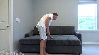 Установщик диванов сорвал куш с похотливой изменяющей домохозяйкой в жарком трахе. Бесплатная версия в комплекте!