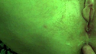 Anna kypsä britti nainen nauttii anaalileikeistä ja pistävistä tunteista kuumassa videossa