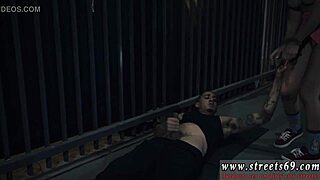 Alázatos XXX srácok célozzák meg a cukis tini 18+-ot szemüveggel kemény BDSM-ben