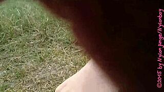 Hei, vil du se mine fete føtter i nylon på stranden?