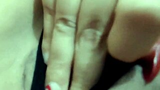 Mærker nydelsen mens jeg onanerer med pude, efterlader den fuld af væske.