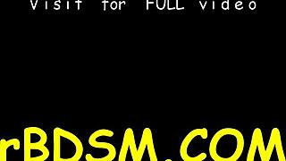 Verdorie! Bekijk deze sappige brunette bom fingering haar strakke gat met toys!