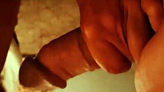 Spencer laukeaa hellästi rinnoille tarinakohtauksessa