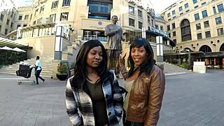 아프리카 아마추어 레즈비언들이 숲에서 핥고 키스해