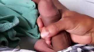 מרגיש את ההנאה מליטוף הזין הגדול הזה