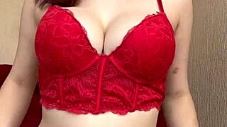 תחתונים אדומים סקסיים מדגישים גוף קריר של ברונטית צעירה 18+ בסצנה מרתקת