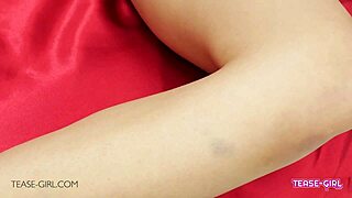 Sexpí brunetka tvrdě křičí na gauči v sólové hře