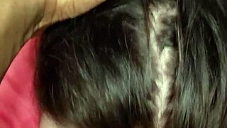 Náhodná děvka vášnivě cucá obří velký černý pták v intenzivní interracial blowjob scéně