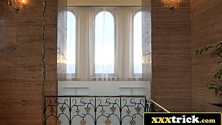 Две сексуальные латина-горничные обслуживают большой член знаменитого актёра в отеле