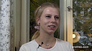 Pixie tıraşlı kıçında kalp kıç tıpaçıyla oynuyor 😈